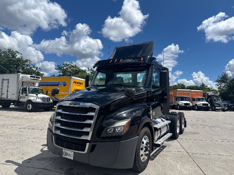 2020 Freightliner Cascadia in Tampa, FL — photo 3