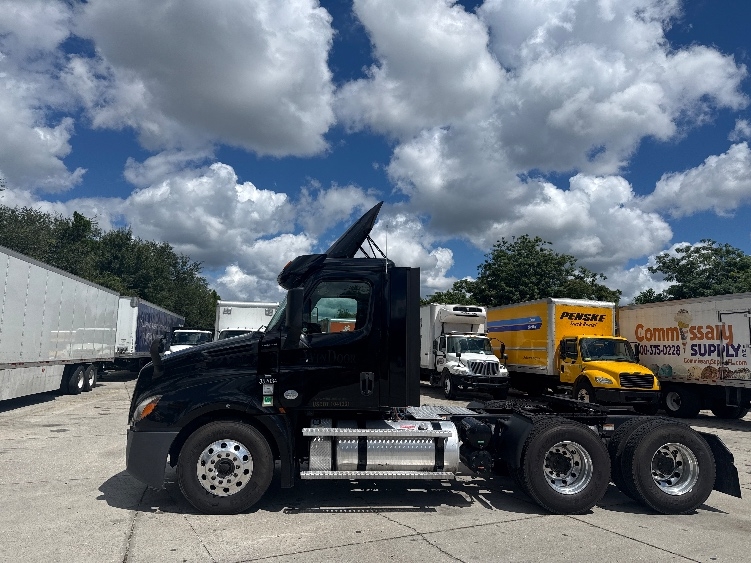 2020 Freightliner Cascadia in Tampa, FL — photo 4