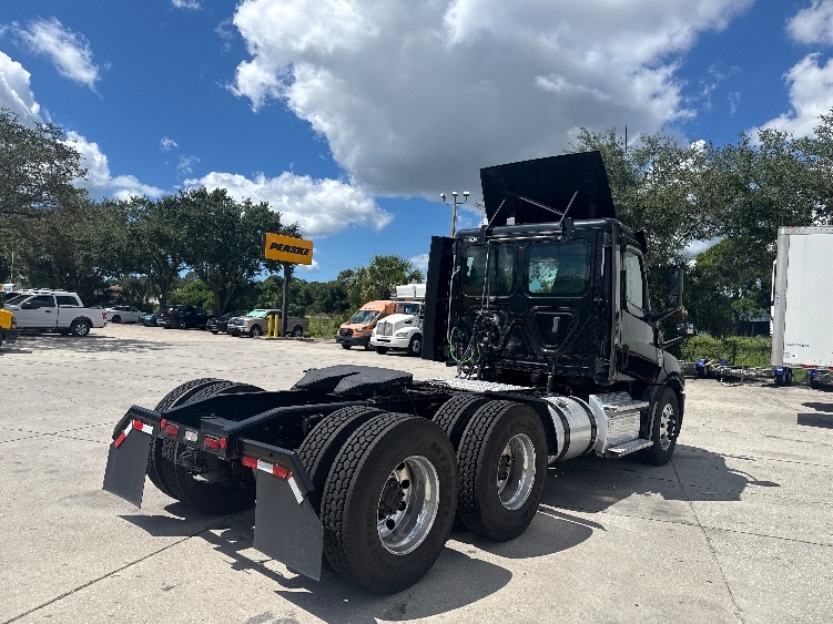 2020 Freightliner Cascadia in Tampa, FL — photo 7