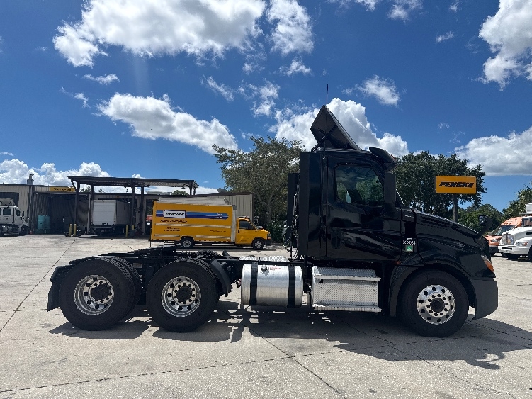 2020 Freightliner Cascadia in Tampa, FL — photo 8