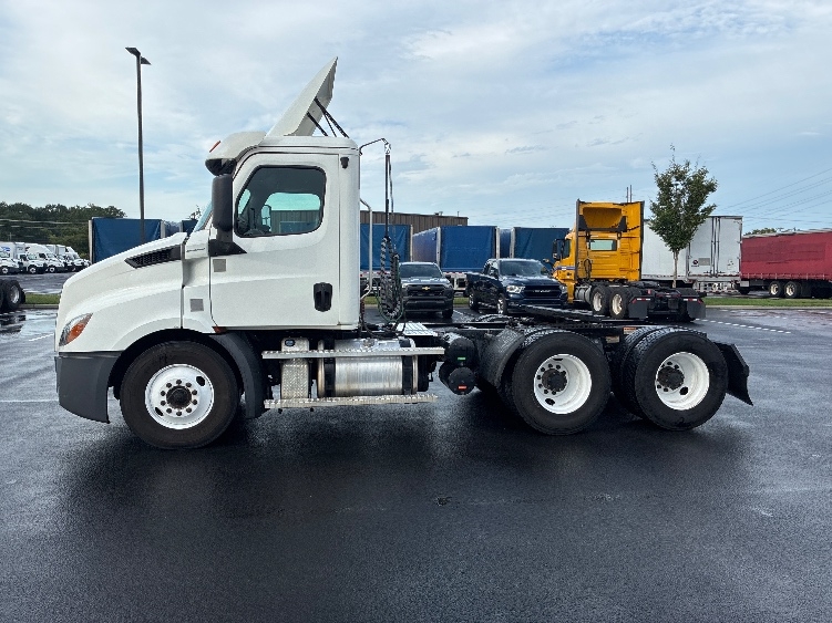 2020 Freightliner Cascadia in Greenville, SC — photo 4