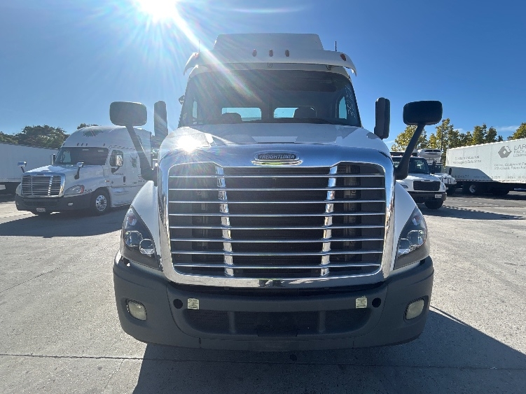 2020 Freightliner Cascadia in West Sacramento, CA — photo 2
