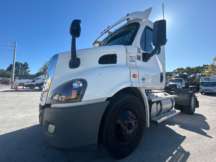 2020 Freightliner Cascadia in West Sacramento, CA — photo 3