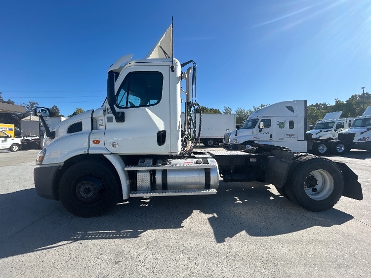 2020 Freightliner Cascadia in West Sacramento, CA — photo 4