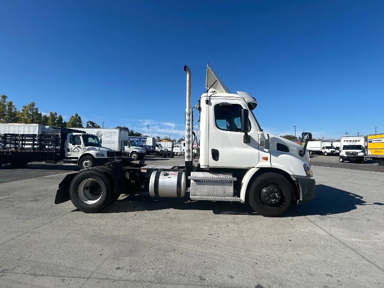 2020 Freightliner Cascadia in West Sacramento, CA — photo 8