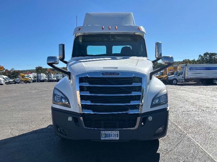 2020 Freightliner Cascadia in Wilkes Barre, PA — photo 2