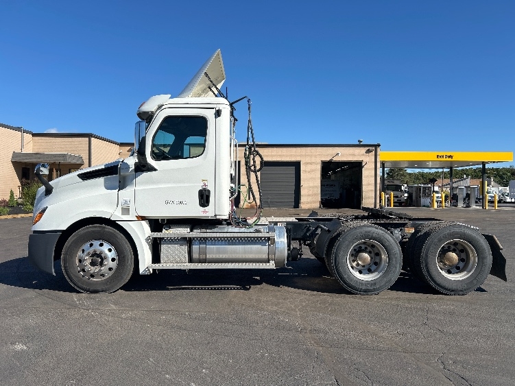 2020 Freightliner Cascadia in Wilkes Barre, PA — photo 4