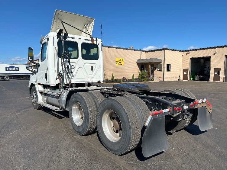 2020 Freightliner Cascadia in Wilkes Barre, PA — photo 5