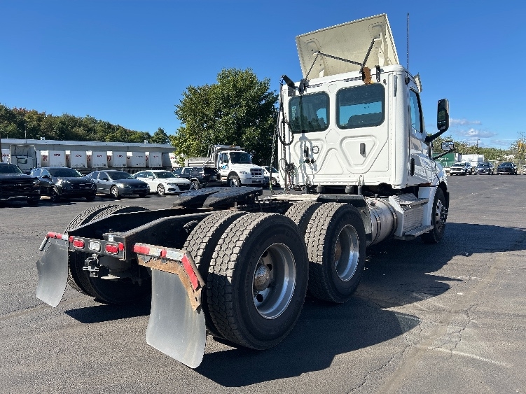 2020 Freightliner Cascadia in Wilkes Barre, PA — photo 7