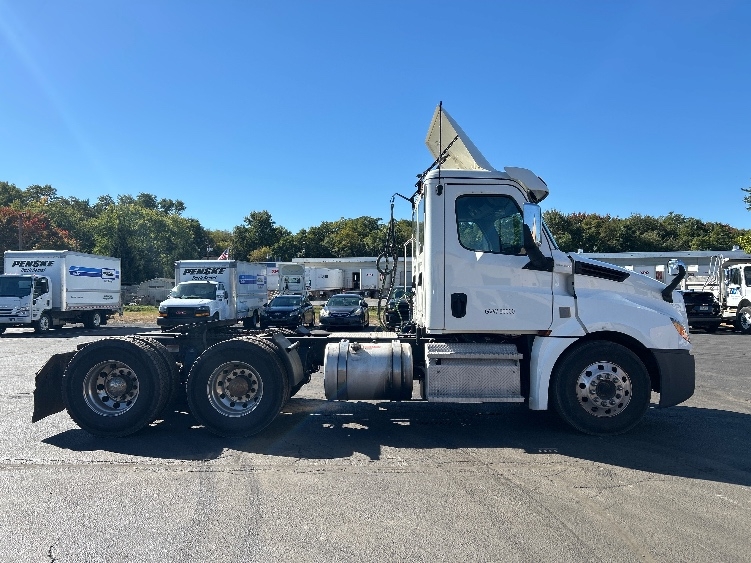 2020 Freightliner Cascadia in Wilkes Barre, PA — photo 8
