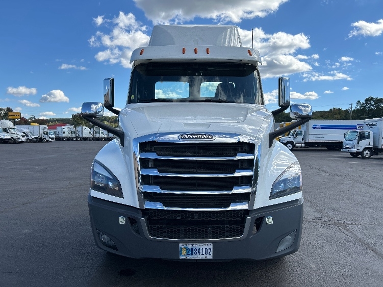 2020 Freightliner Cascadia in Wilkes Barre, PA — photo 2
