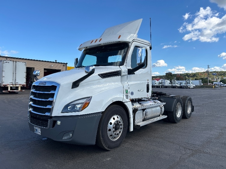 2020 Freightliner Cascadia in Wilkes Barre, PA — photo 3