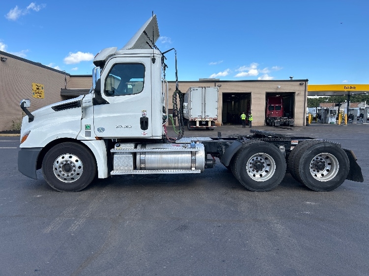 2020 Freightliner Cascadia in Wilkes Barre, PA — photo 4