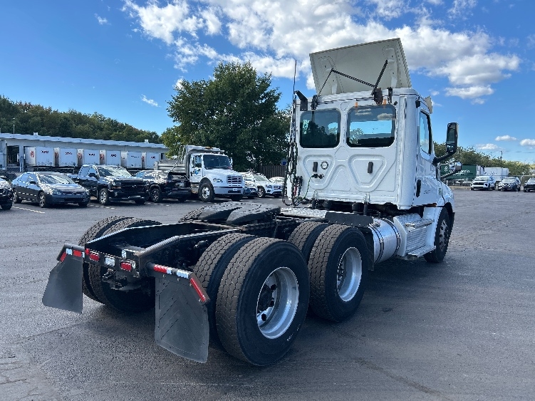 2020 Freightliner Cascadia in Wilkes Barre, PA — photo 7