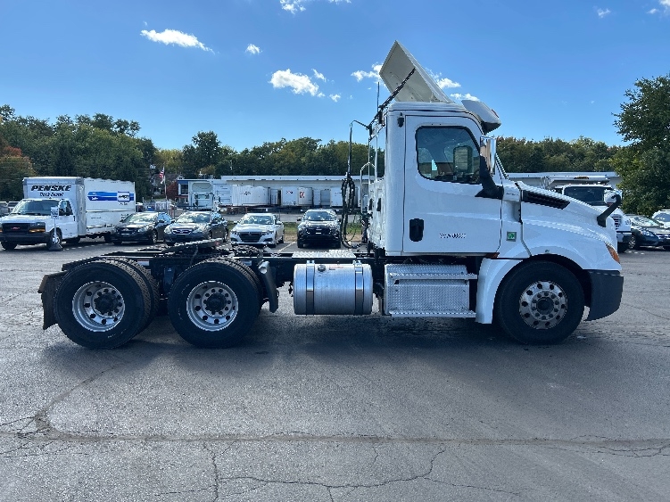 2020 Freightliner Cascadia in Wilkes Barre, PA — photo 8