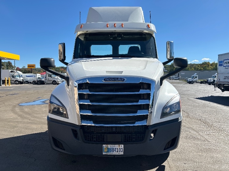 2020 Freightliner Cascadia in Wilkes Barre, PA — photo 2