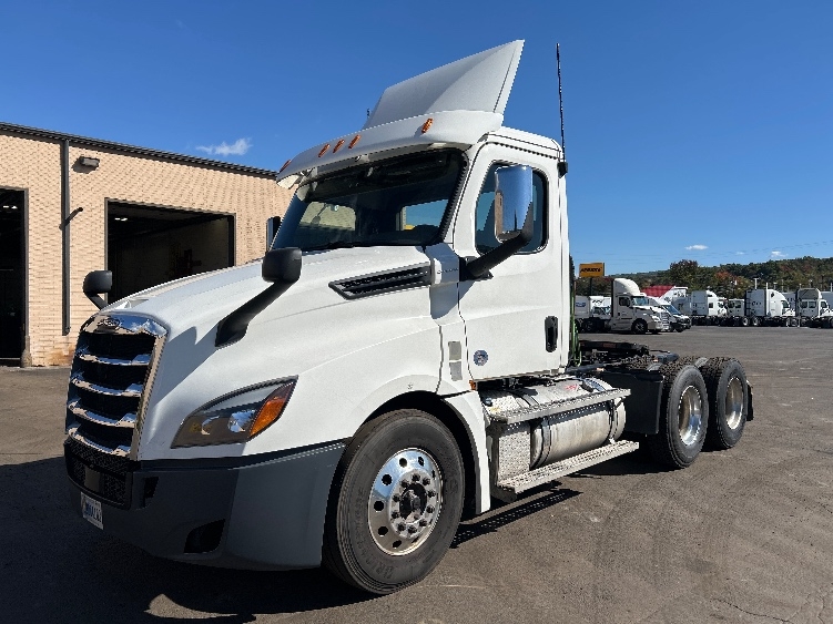 2020 Freightliner Cascadia in Wilkes Barre, PA — photo 3