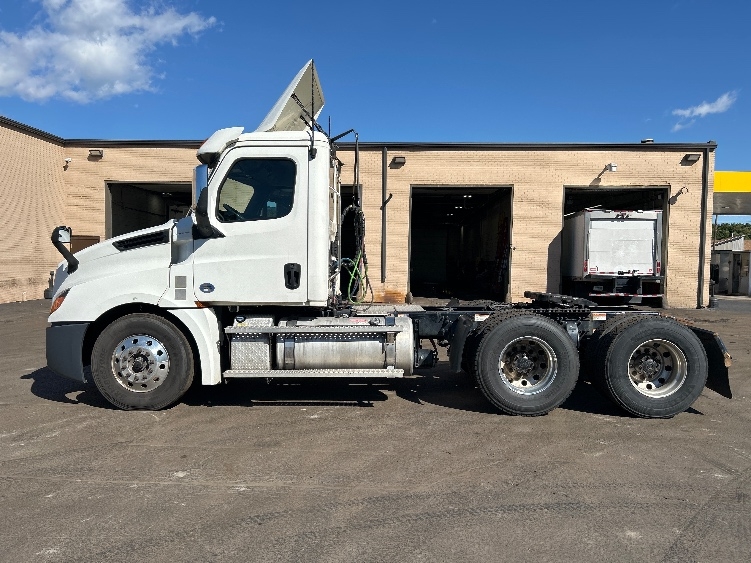 2020 Freightliner Cascadia in Wilkes Barre, PA — photo 4
