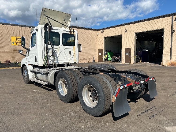 2020 Freightliner Cascadia in Wilkes Barre, PA — photo 5