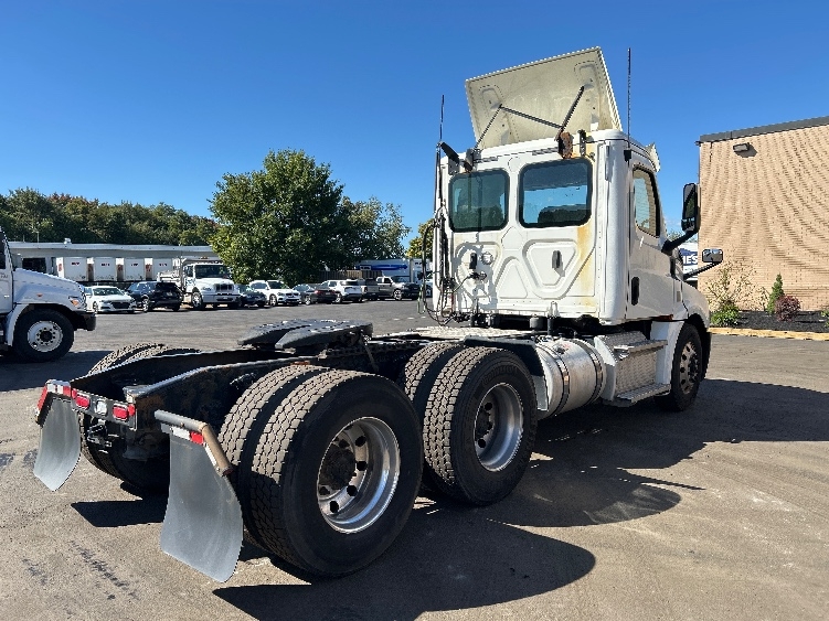 2020 Freightliner Cascadia in Wilkes Barre, PA — photo 7