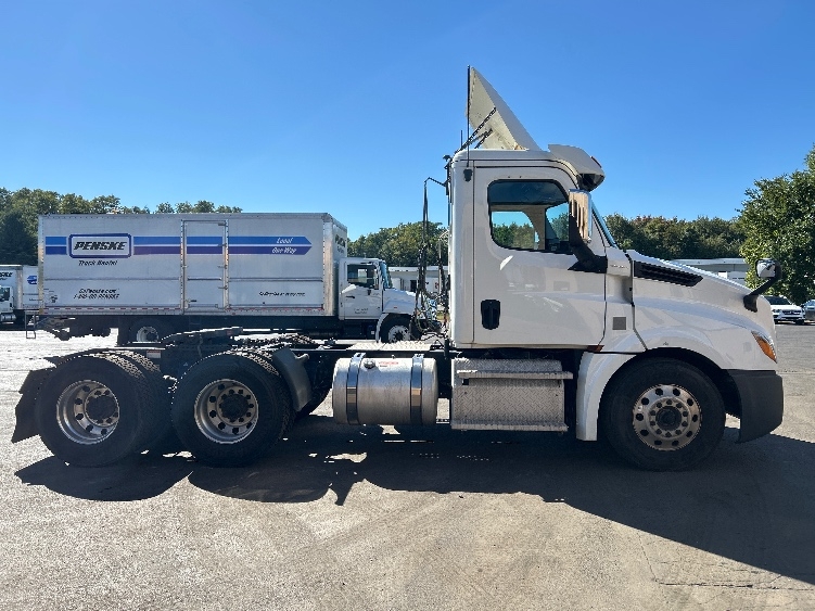 2020 Freightliner Cascadia in Wilkes Barre, PA — photo 8