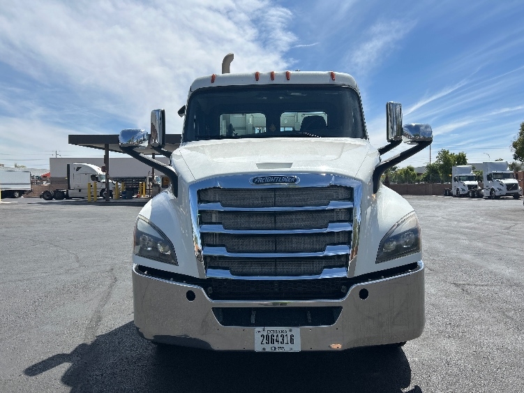 2020 Freightliner Cascadia in Phoenix, AZ — photo 2