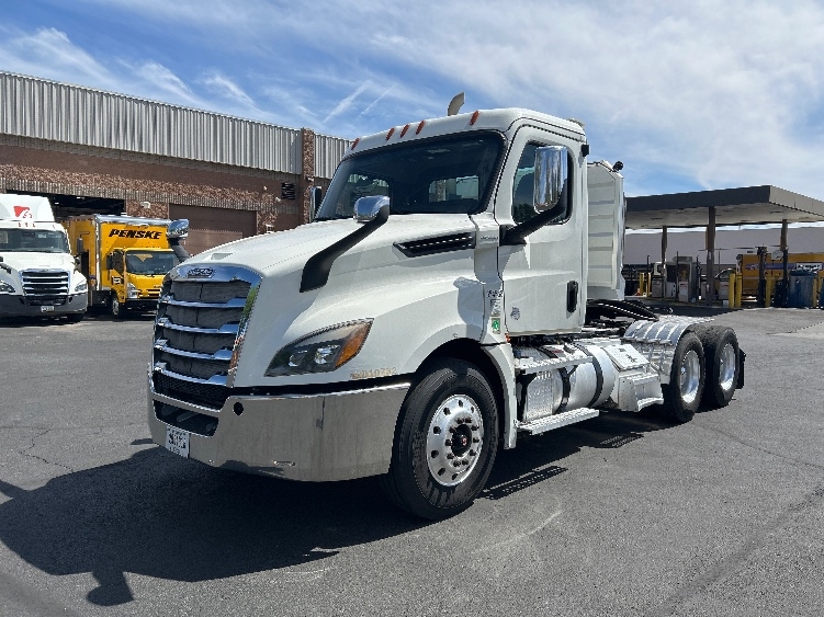 2020 Freightliner Cascadia in Phoenix, AZ — photo 3