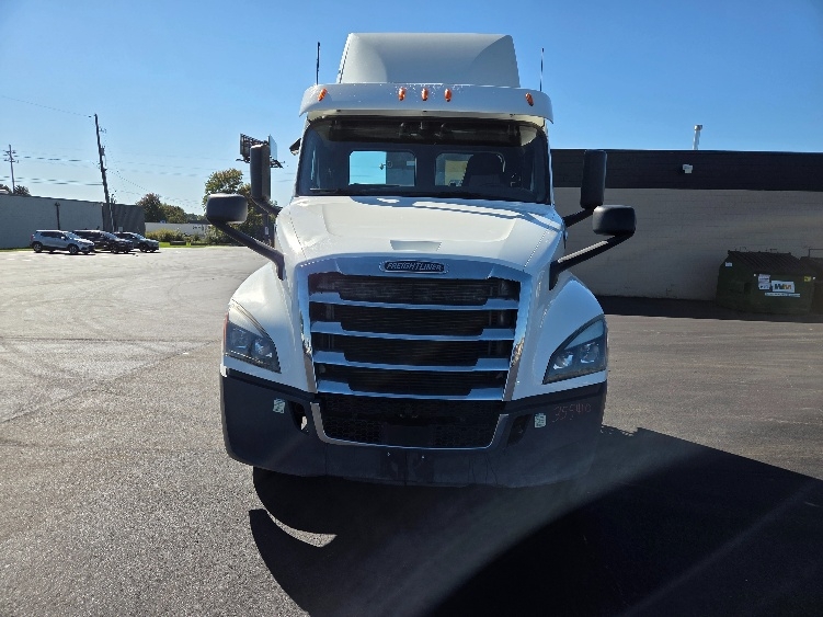 2020 Freightliner Cascadia in Lansing, MI — photo 2