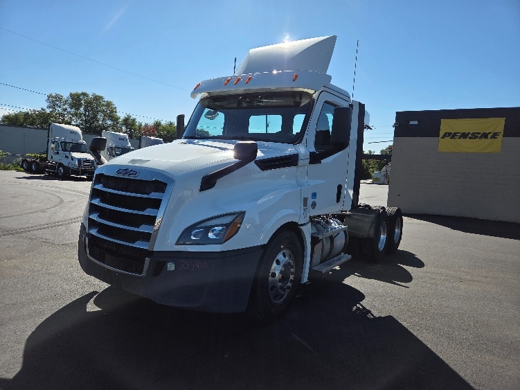 2020 Freightliner Cascadia in Lansing, MI — photo 3