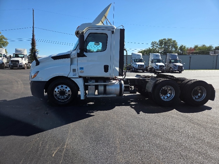 2020 Freightliner Cascadia in Lansing, MI — photo 4