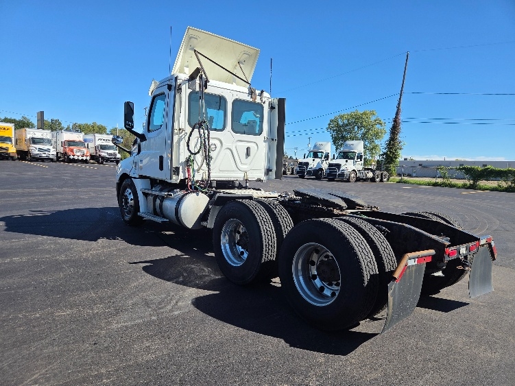 2020 Freightliner Cascadia in Lansing, MI — photo 5