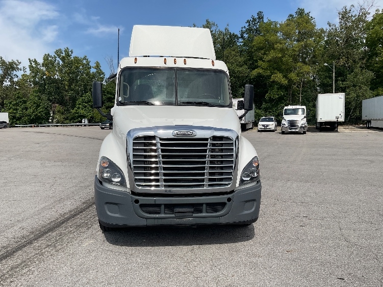 2020 Freightliner Cascadia in Fort Wayne, IN — photo 2