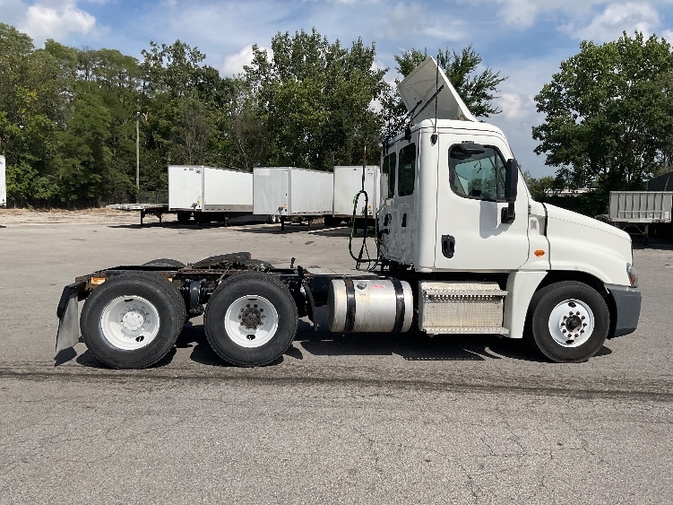 2020 Freightliner Cascadia in Fort Wayne, IN — photo 8