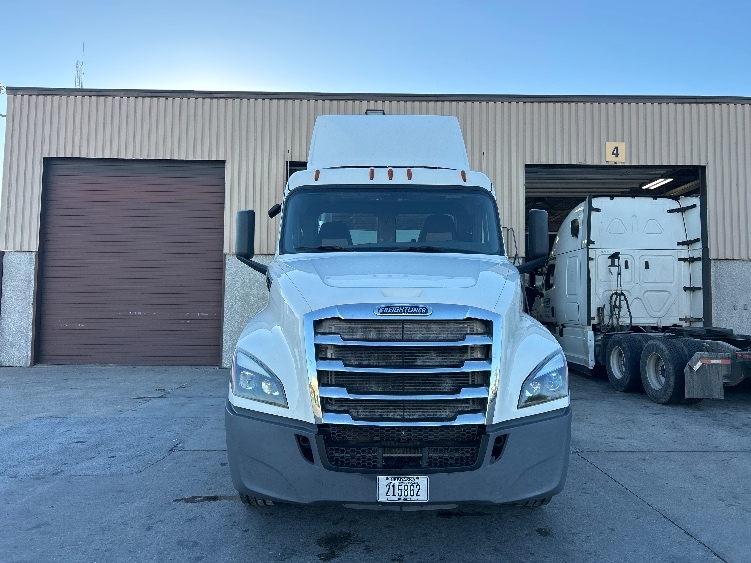 2020 Freightliner Cascadia in Omaha, NE — photo 2