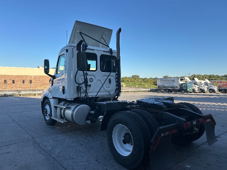 2020 Freightliner Cascadia in Omaha, NE — photo 5