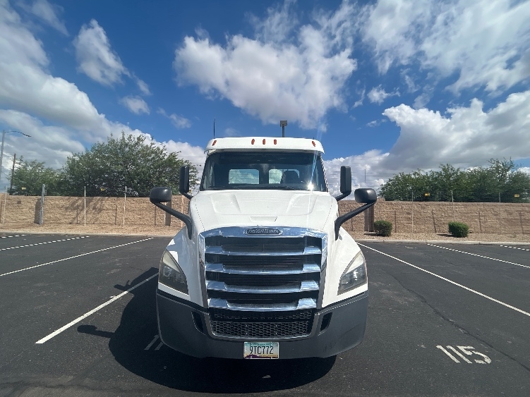 2020 Freightliner Cascadia in Phoenix, AZ — photo 2