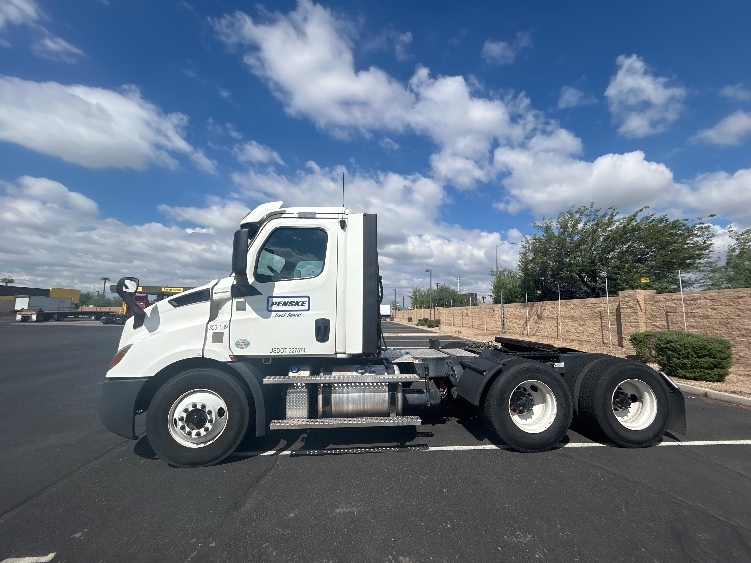 2020 Freightliner Cascadia in Phoenix, AZ — photo 4