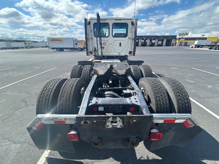 2020 Freightliner Cascadia in Phoenix, AZ — photo 6