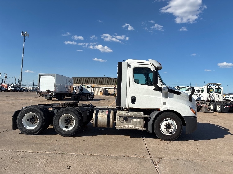 2020 Freightliner Cascadia in Lubbock, TX — photo 8