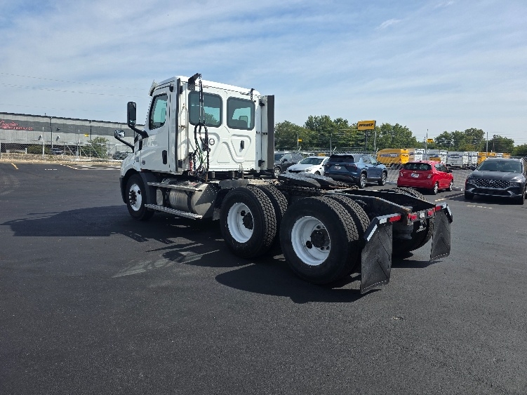2020 Freightliner Cascadia in Indianapolis, IN — photo 5