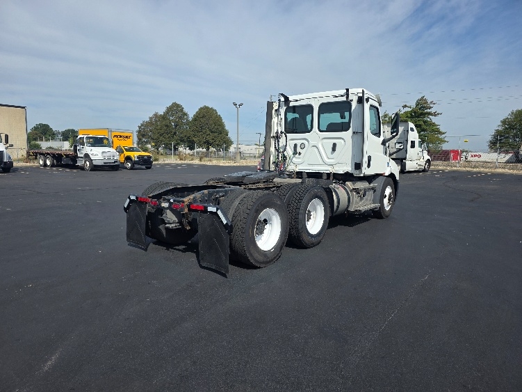 2020 Freightliner Cascadia in Indianapolis, IN — photo 7