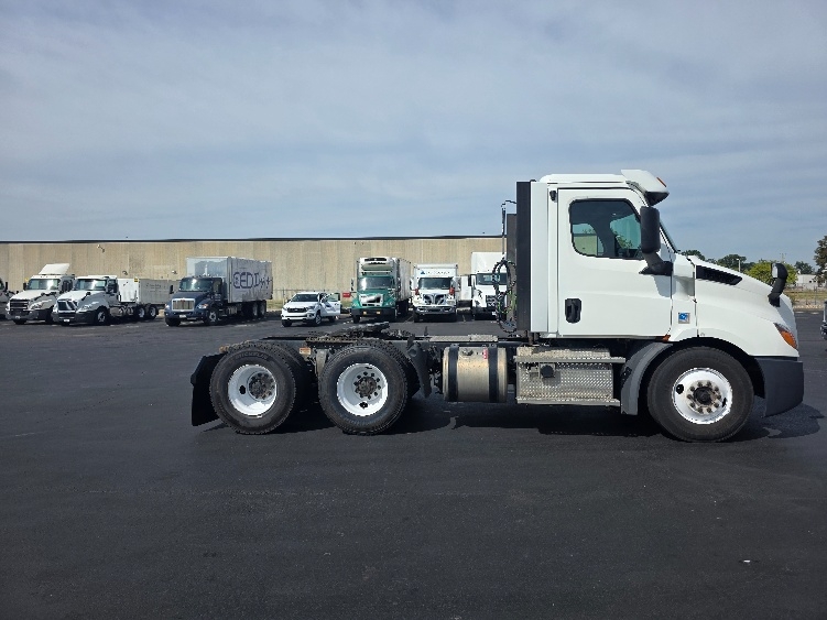 2020 Freightliner Cascadia in Indianapolis, IN — photo 8