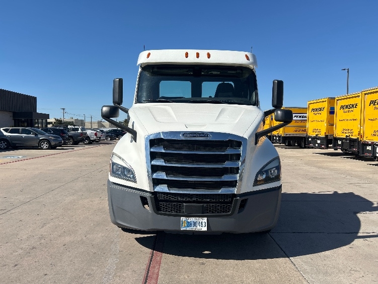 2020 Freightliner Cascadia in Fort Worth, TX — photo 2