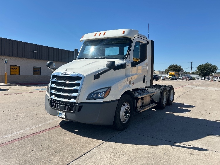 2020 Freightliner Cascadia in Fort Worth, TX — photo 3