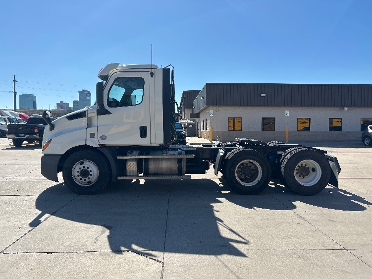 2020 Freightliner Cascadia in Fort Worth, TX — photo 4