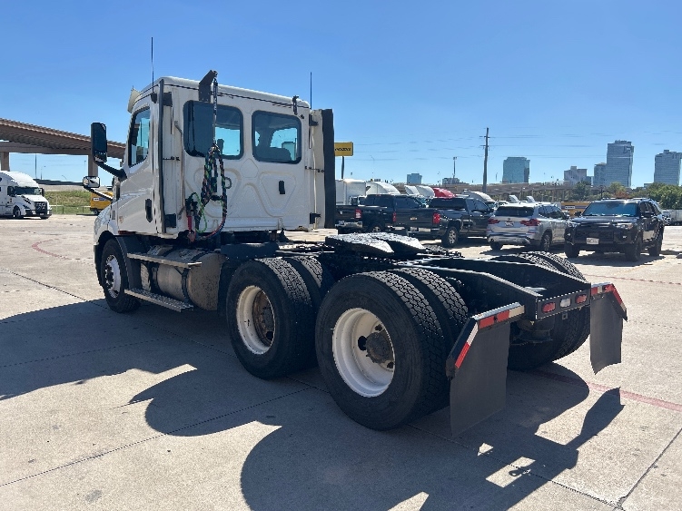 2020 Freightliner Cascadia in Fort Worth, TX — photo 5