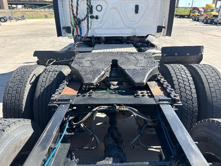 2020 Freightliner Cascadia in Fort Worth, TX — photo 6