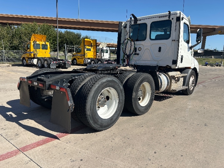 2020 Freightliner Cascadia in Fort Worth, TX — photo 7