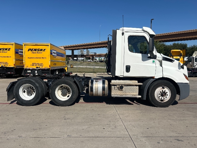 2020 Freightliner Cascadia in Fort Worth, TX — photo 8