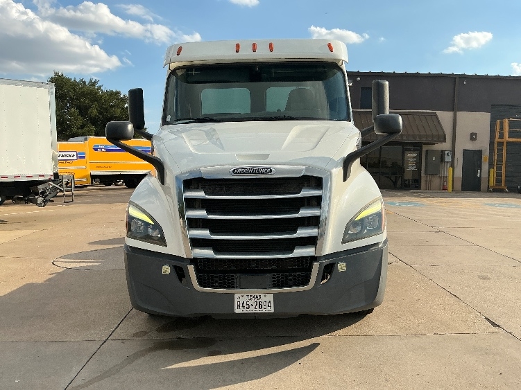 2020 Freightliner Cascadia in Grand Prairie, TX — photo 2